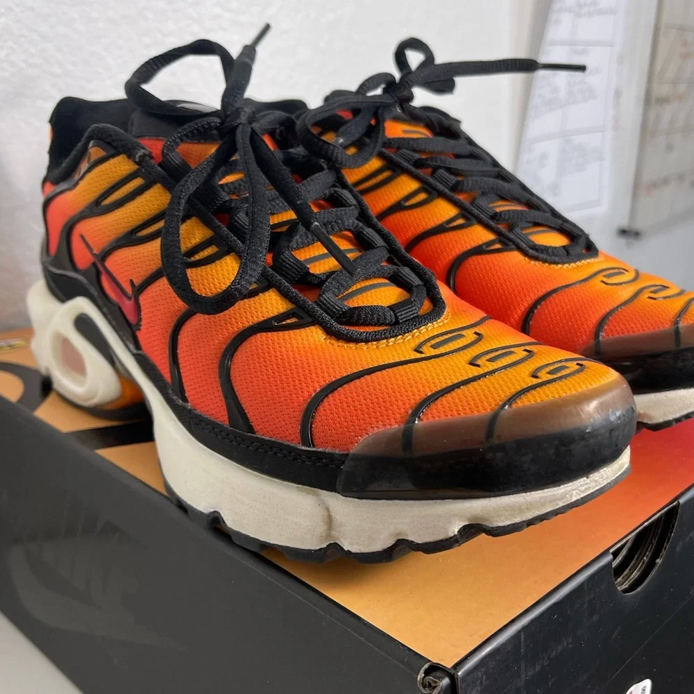 Nike AIRMAX Plus Sunset Sneakers Black and Orange Flame GS - Picture 3 of 11
